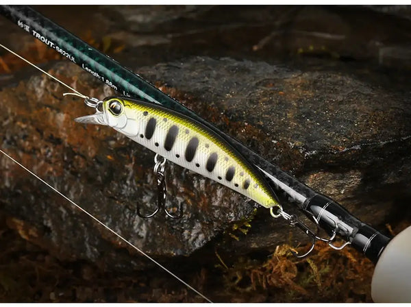 Yellow and white speckled sinking minnow crankbait with treble hooks