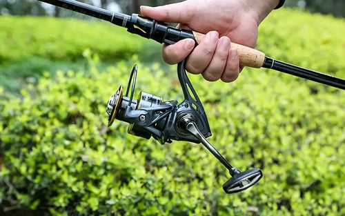 SeaKnight ARCHER2 spinning reel and black gold rod with wooden handle grip featuring CNC aluminium spool and fish alarm